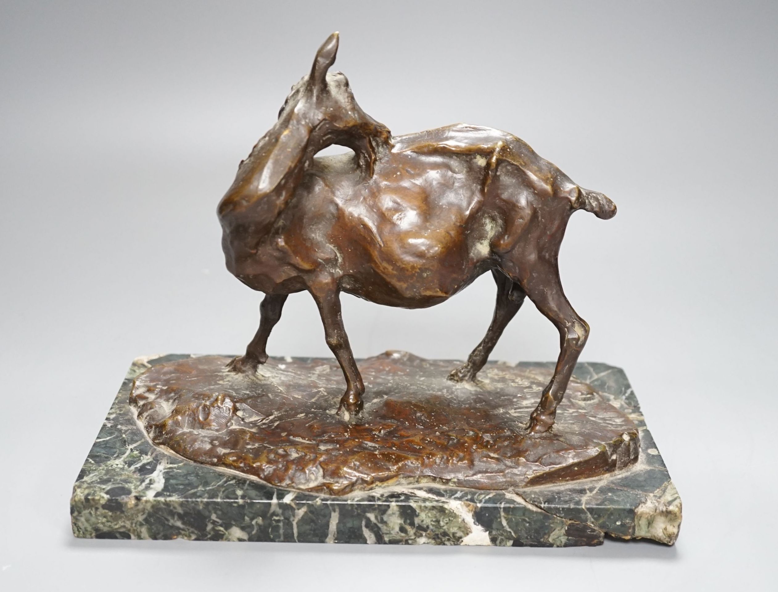 A bronze sculpture depicting a goat, on marble base by Robert Greter, dated 1910 - 20cm high